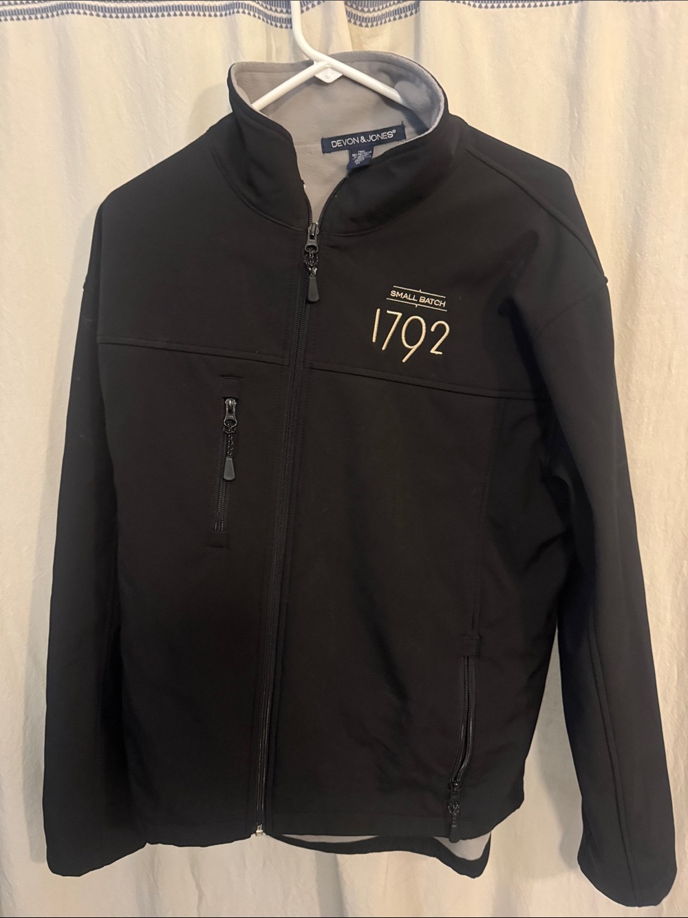 Devon & Jones Men’s Black Lightweight Softshell Jacket - 1792 Sazerac whiskey